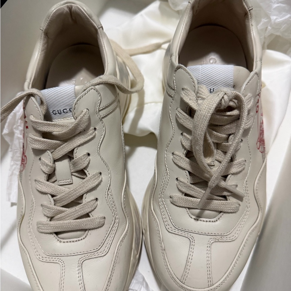 Gucci Rython Off-White Sneakers with Red Logo - Picture 3 of 8
